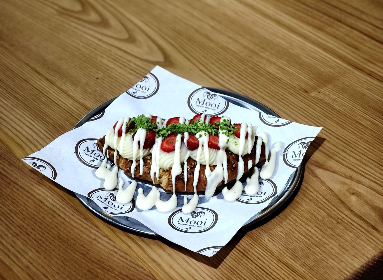 Çilekli Flat Kruvasan